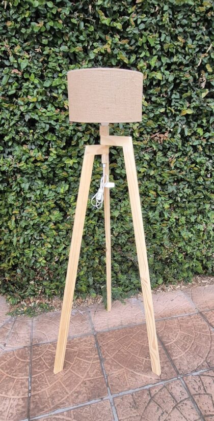 LÁMPARA DE PIE PLEGABLE, INCLUYE PANTALLA, EFECTIVO 10% OFF