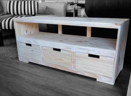 RACK TV PINO CON 3 CAJONES 1.20X40X53, EFECTIVO 10% OFF