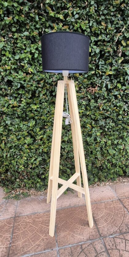 LÁMPARA DE PIE 4 PATAS FIJAS, INCLUYE PANTALLA, EFECTIVO 10% OFF